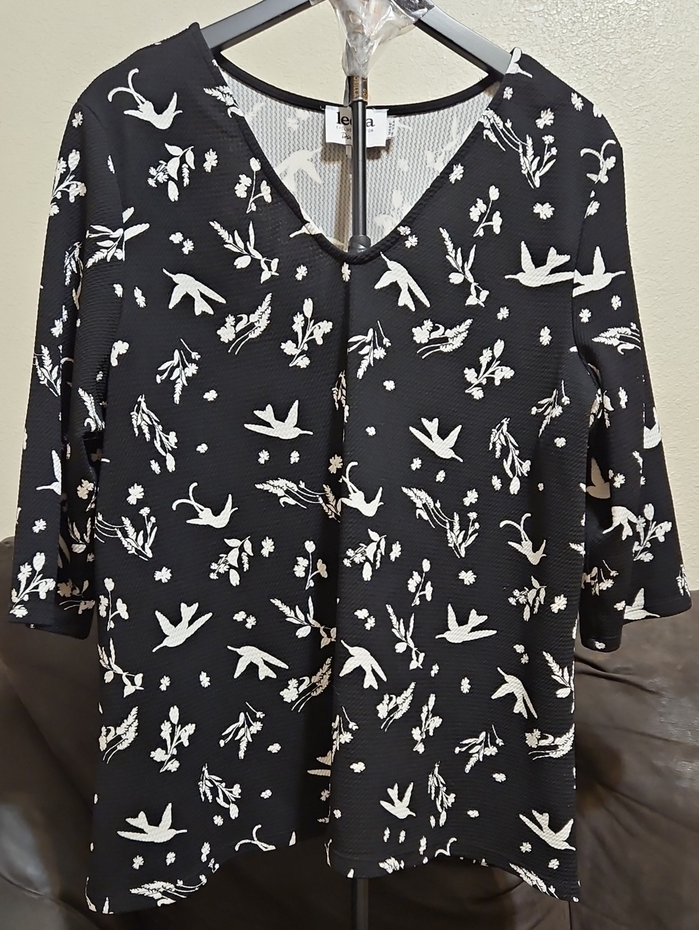 Leota Black & White V-Neck Bird Print Tunic